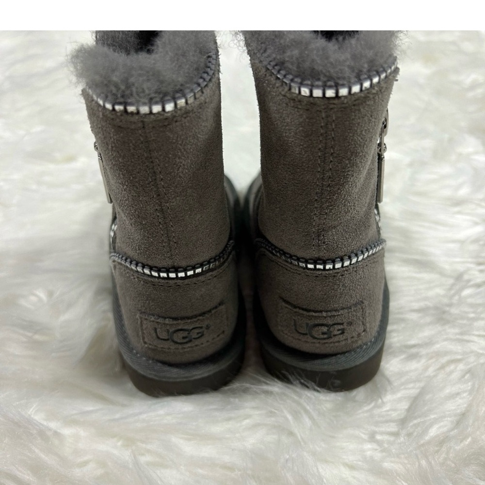 New UGG Zipper boots Grey new never worn no box size 8 toddler